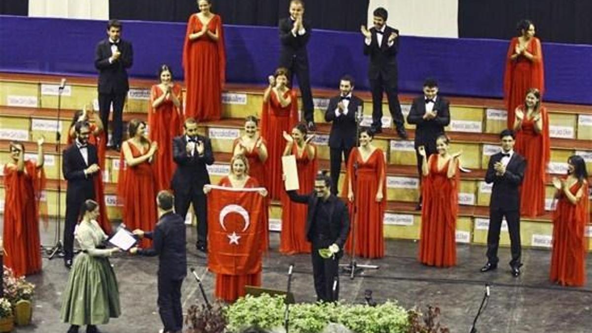 Kemerle öğrencileri dövdü
