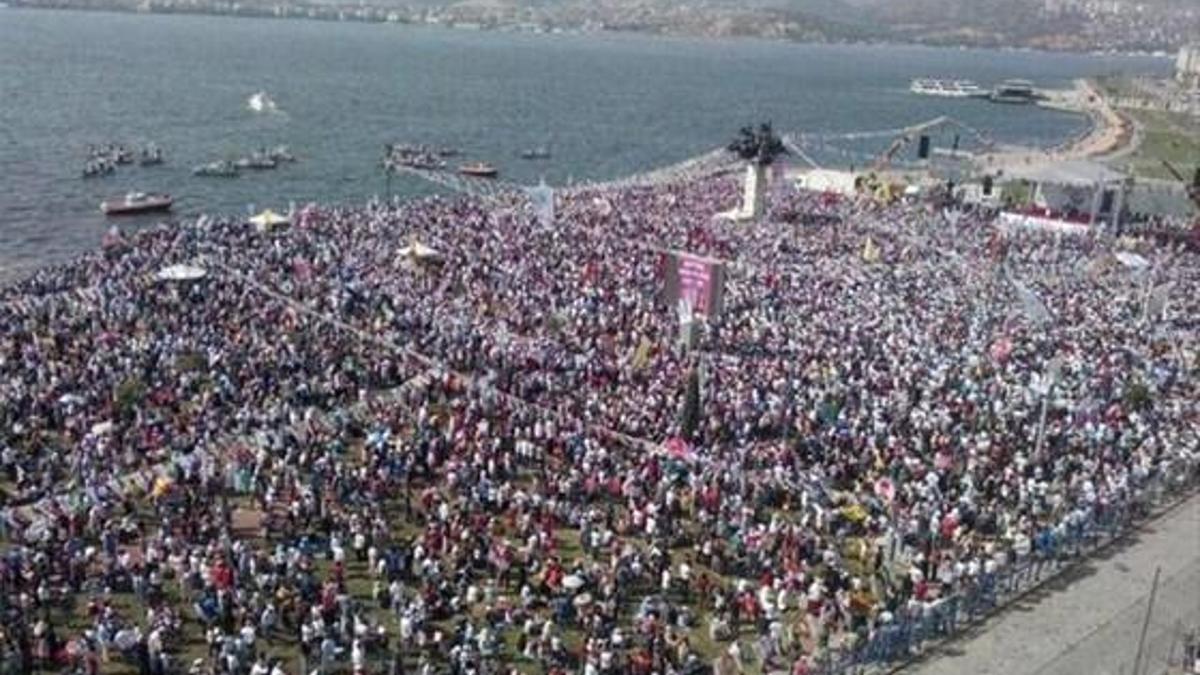 Mitinge katılım İzmir&#39;i de soyal medyayı da salladı