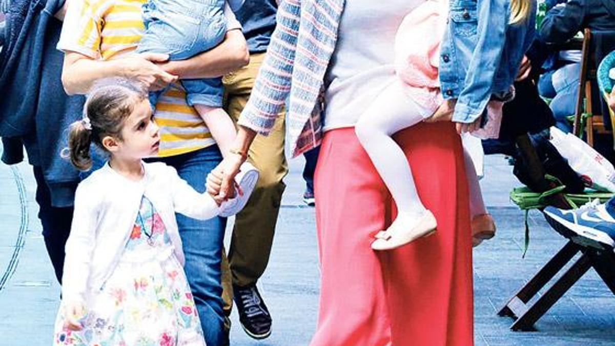 Yasemin ve çocukları yemekte!