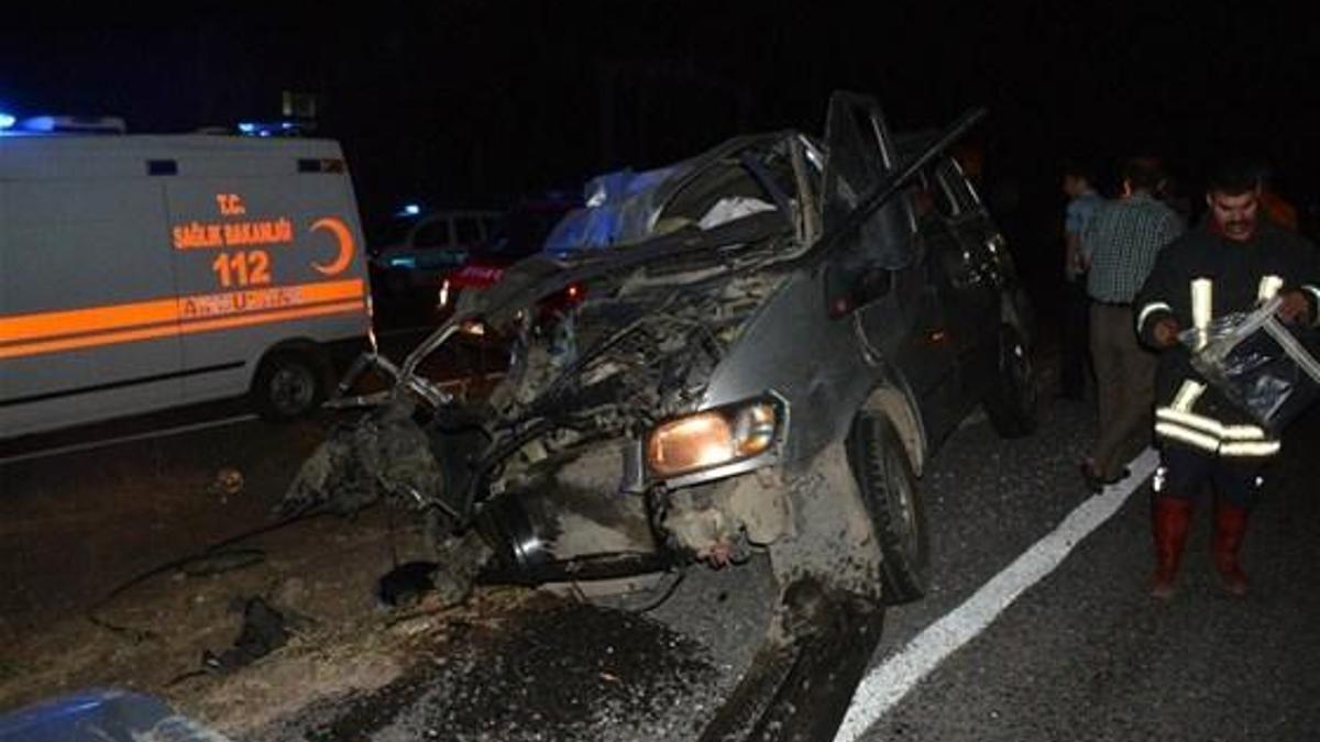 Minibüs arkadan TIR'a çarptı: 2 ölü!
