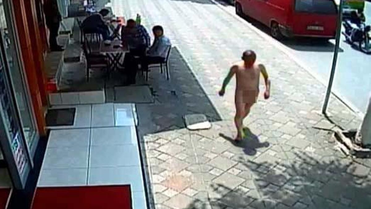 Çırılçıplak dolaşan adamı dövüp polise teslim ettiler