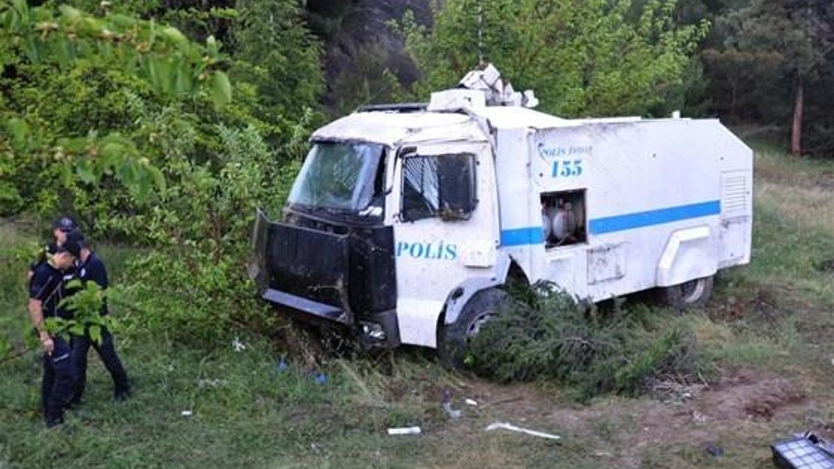 TOMA takla attı: 2 polis yaralı