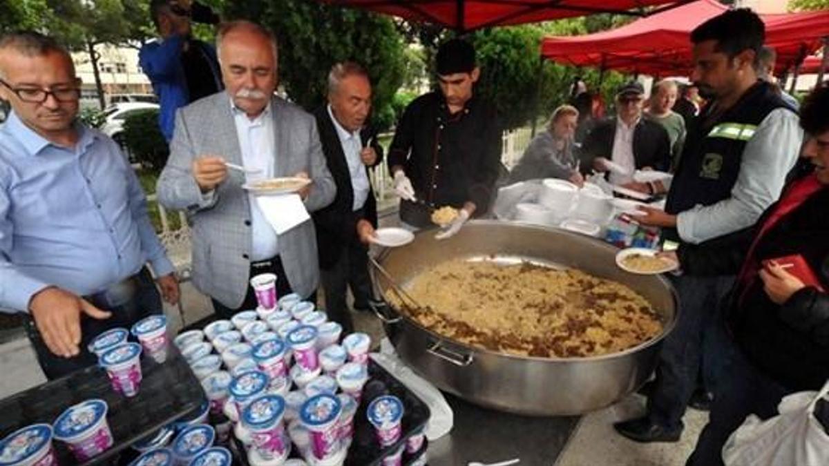 Seçimde birinci gelince 'şükür pilavı' dağıttı