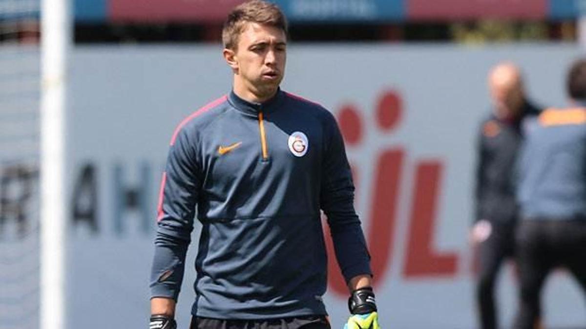 Muslera'ya dev kanca
