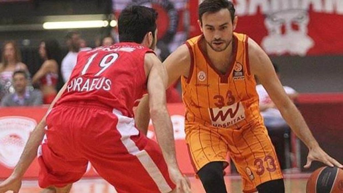 Ender Arslan imzayı atıyor