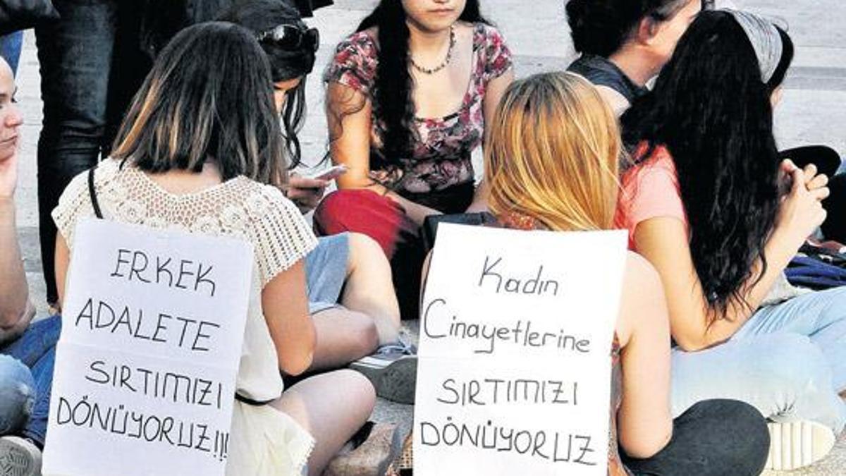 Sırtlarını döndüler!