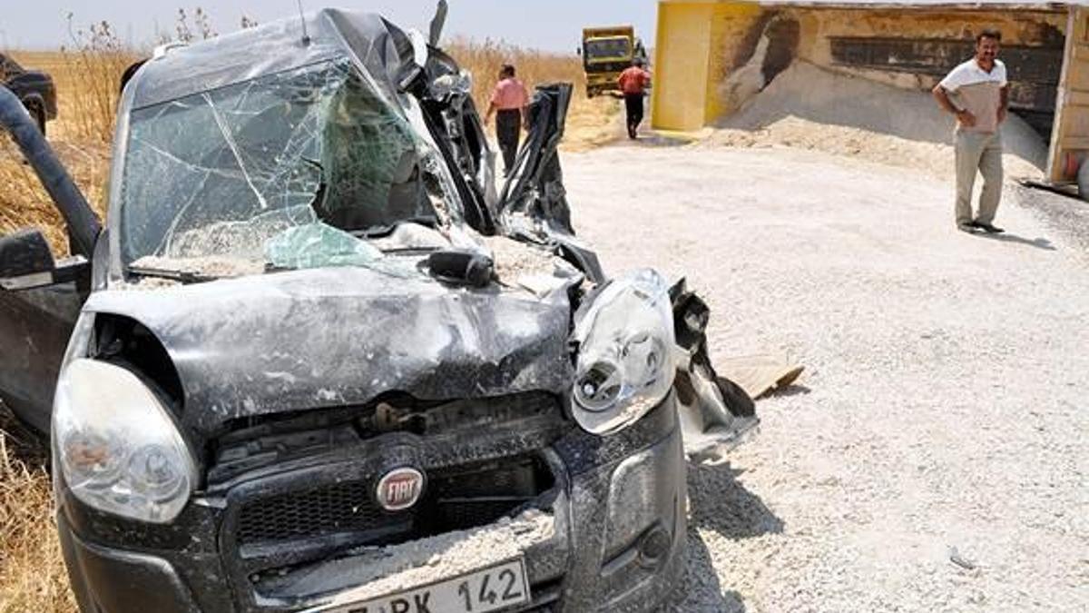 Mıcır dolu kamyon aracın üzerine devrildi