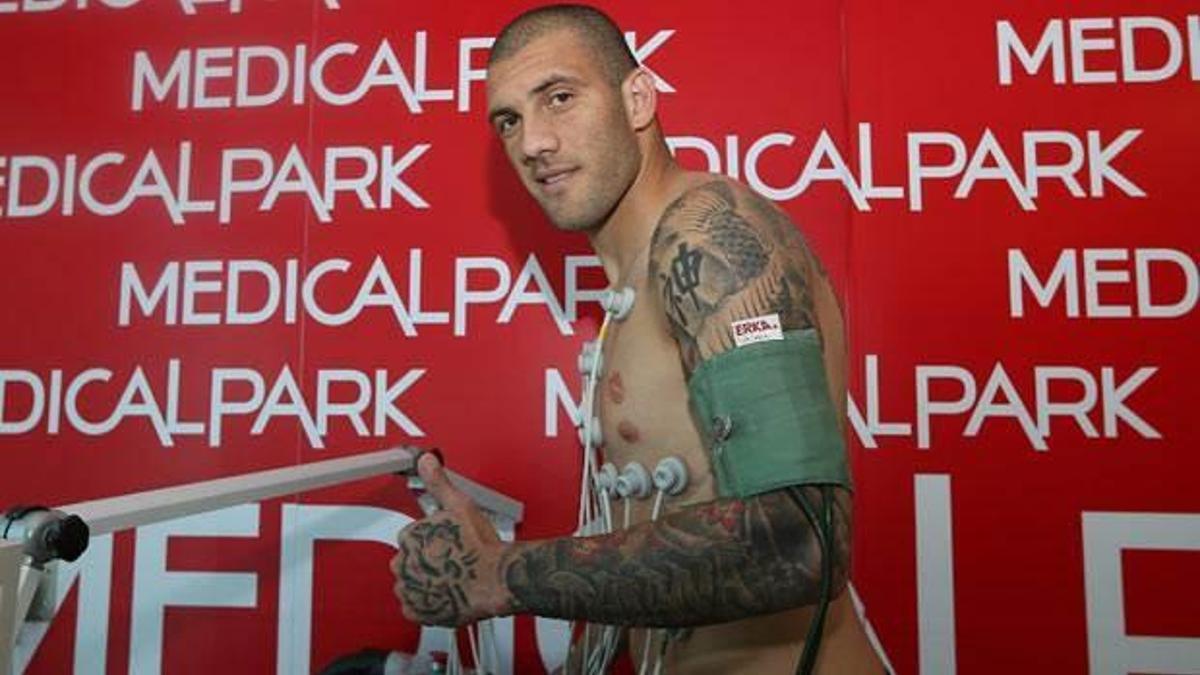 Kral resmen tacını takıyor