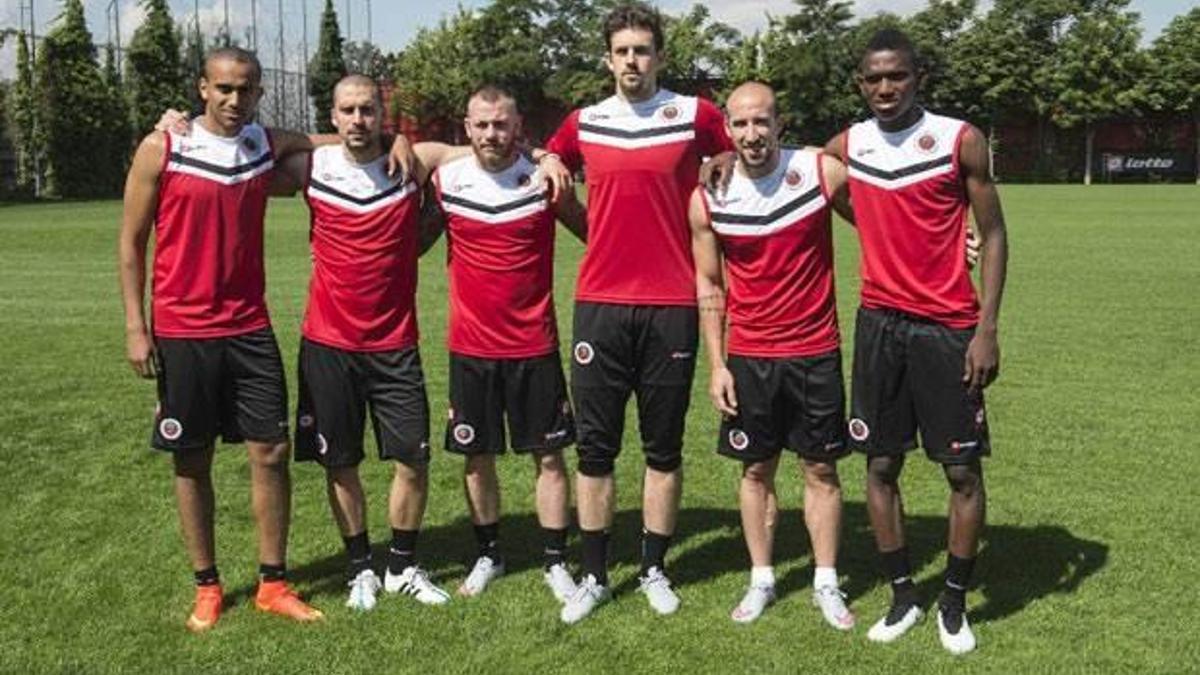 5 futbolcuyla imzalar atıldı