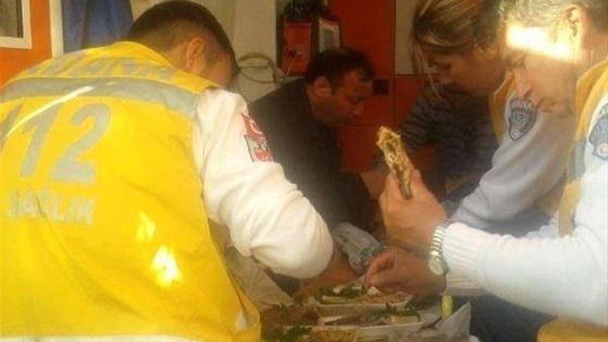 Sosyal medya bu görüntüyü konuşuyor! Ambulansta lahmacun...