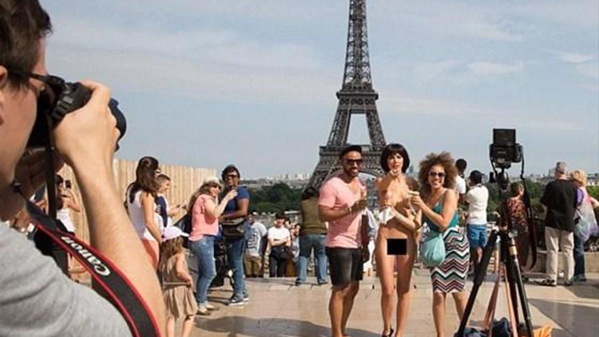 Eyfel'de çıplak selfie'ye gözaltı