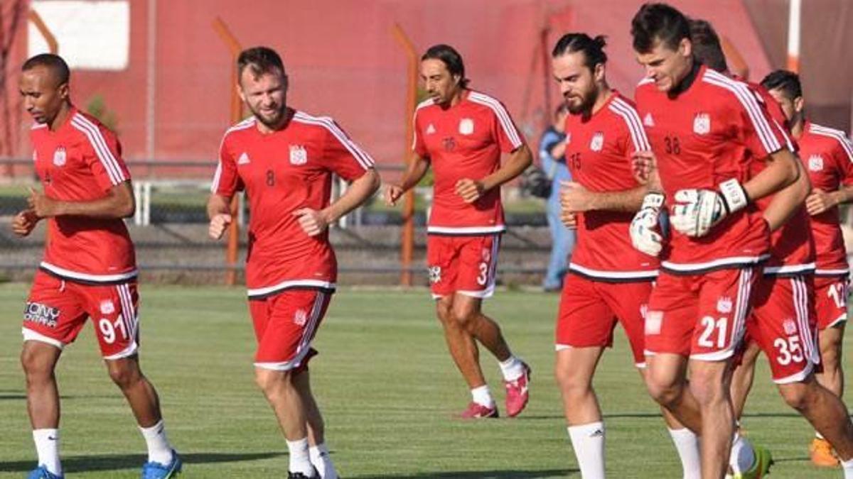 3 futbolcu sağlık kontrolünden geçti