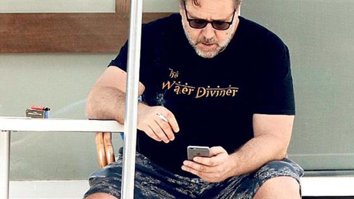 Filminin tişörtüyle geziyor!