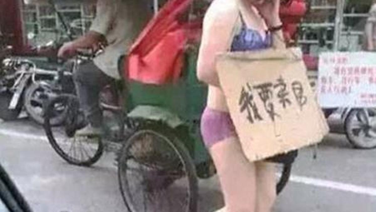 Aldattığından şüphelendiği karısını soyup sokağa attı!