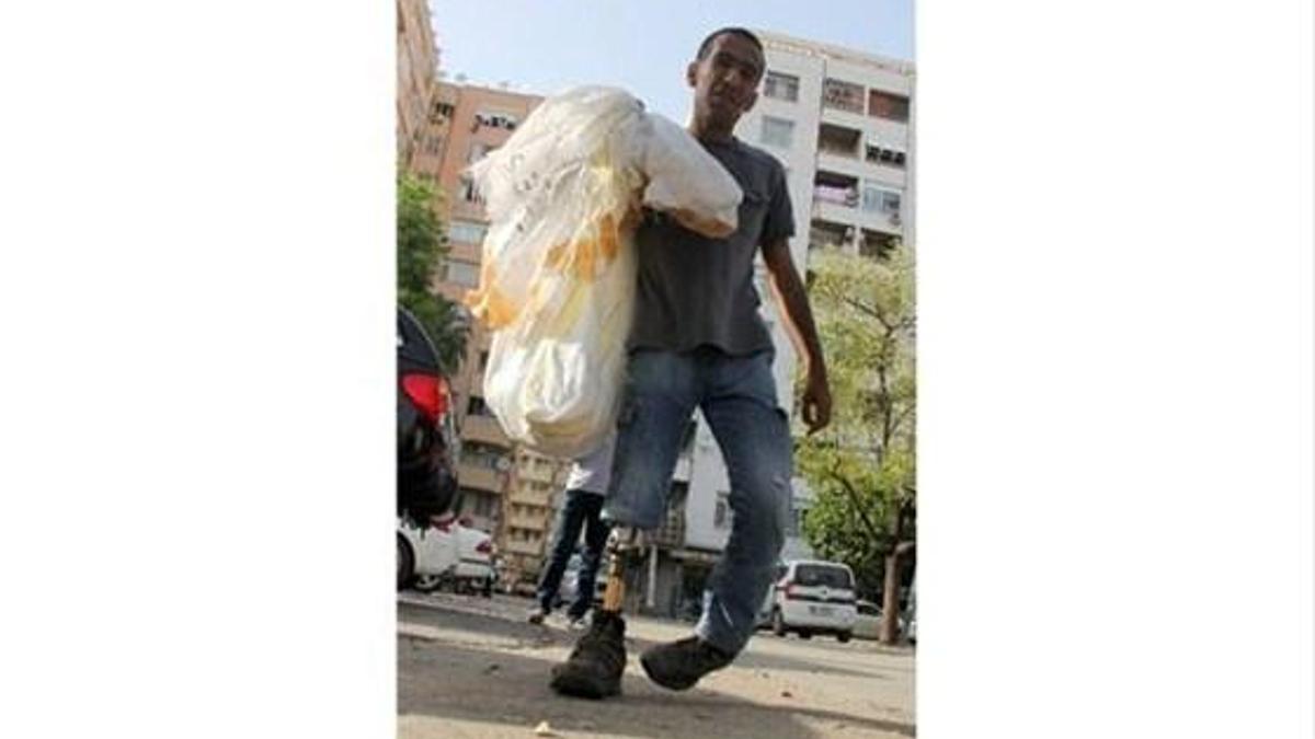 Ders gibi hayat! Protez bacakla günde 20 kilometre geziyor