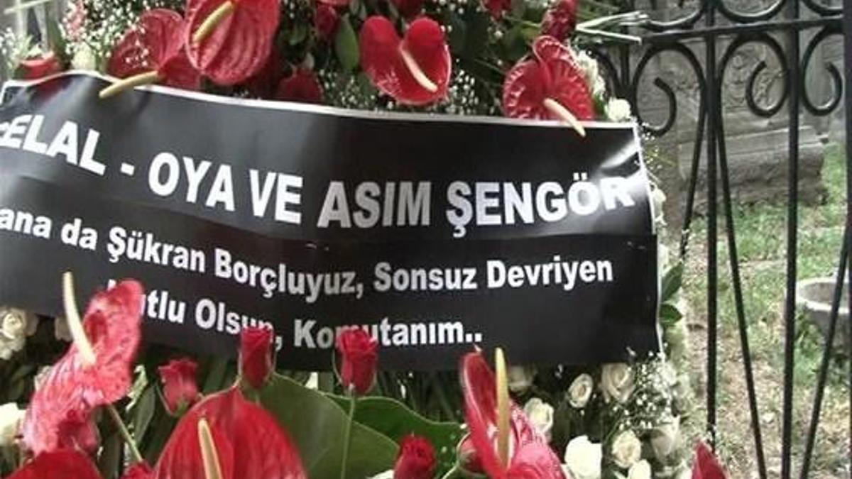 Şahinkaya'nın cenazesinde dikkat çeken çelenk
