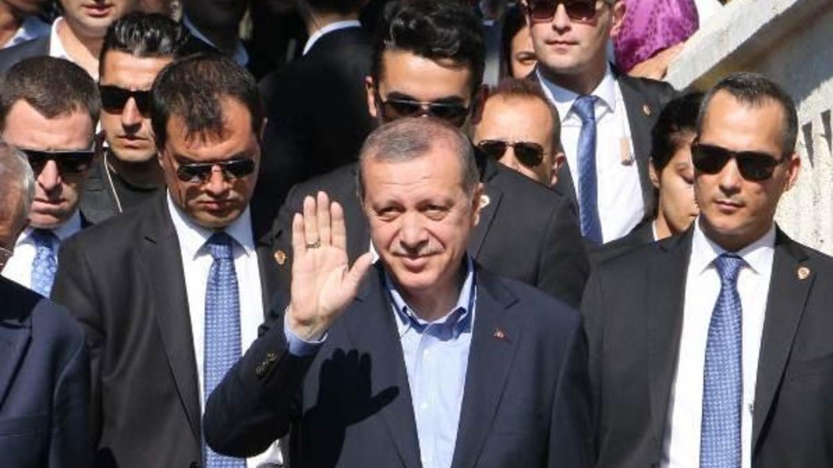 Erdoğan'dan mezarlık ziyareti