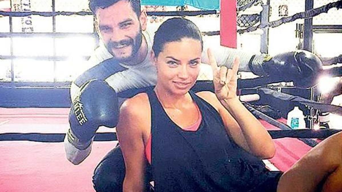Adriana Lima 'Bozkurt' işareti yaptı!