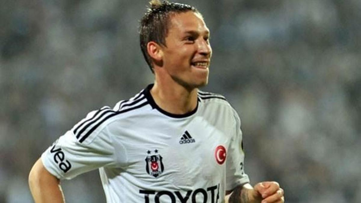 Filip Holosko'dan 2 yıllık imza