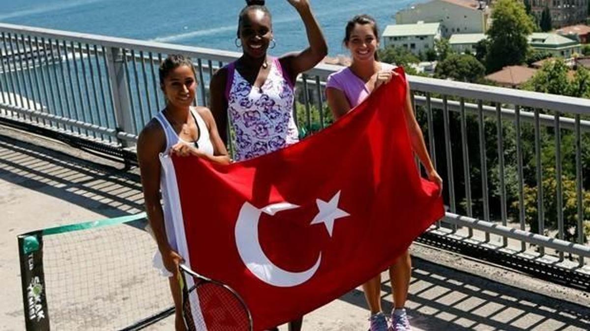 Çağla ve İpek korta çıkıyor