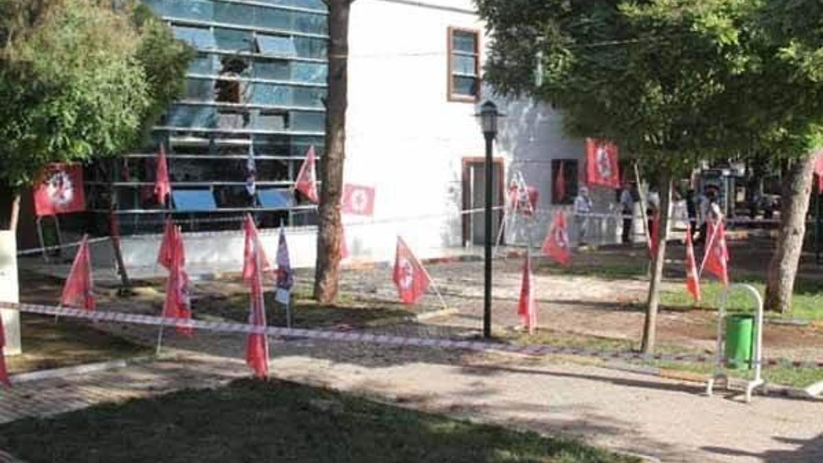 Kanlı saldırının yapıldığı yere flamalar asıldı