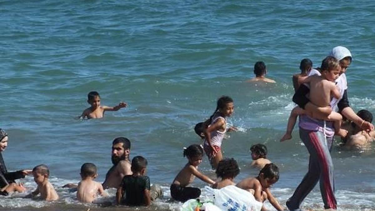 Plajı Suriyeliler doldurdu!