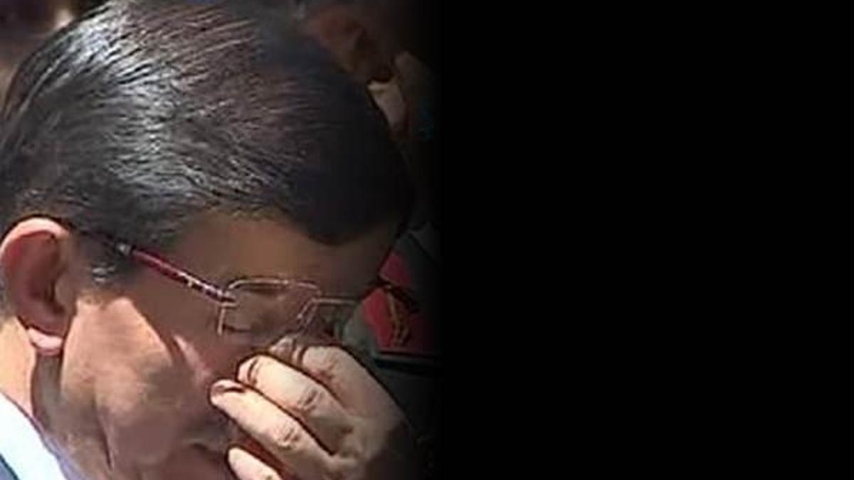 Davutoğlu g&#246;zyaşlarını tutamadı