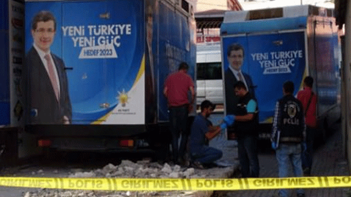 AK Parti aracının altından bomba çıktı