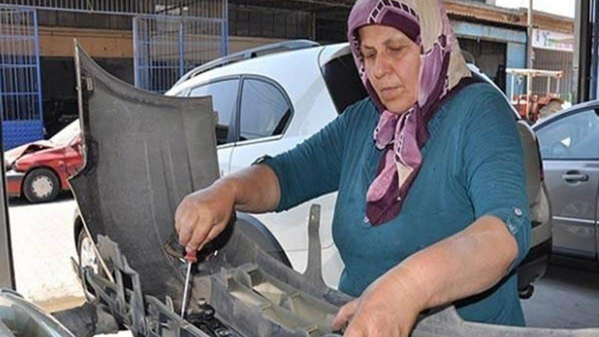 50 yaşındaki Hatice teyze 10 yıldır kaporta ustası