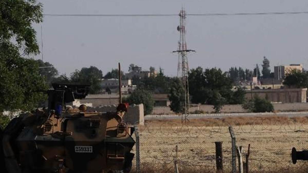 YPG Telebyad'da hendek kazıyor