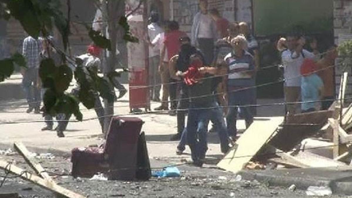 Molotoflarla polise saldırdılar!