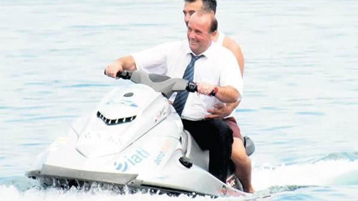 Belediye Başkanı takım elbiseyle jet-ski’ye bindi!