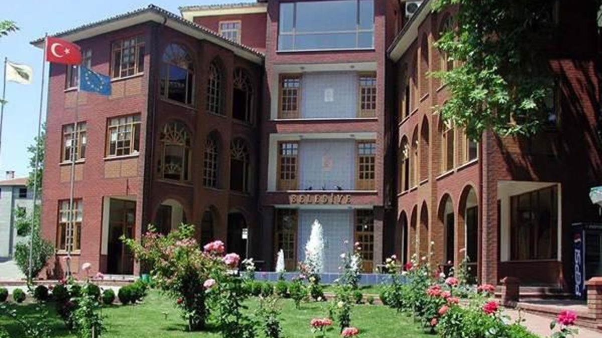 MHP'li Başkan AB bayraklarını kaldırttı