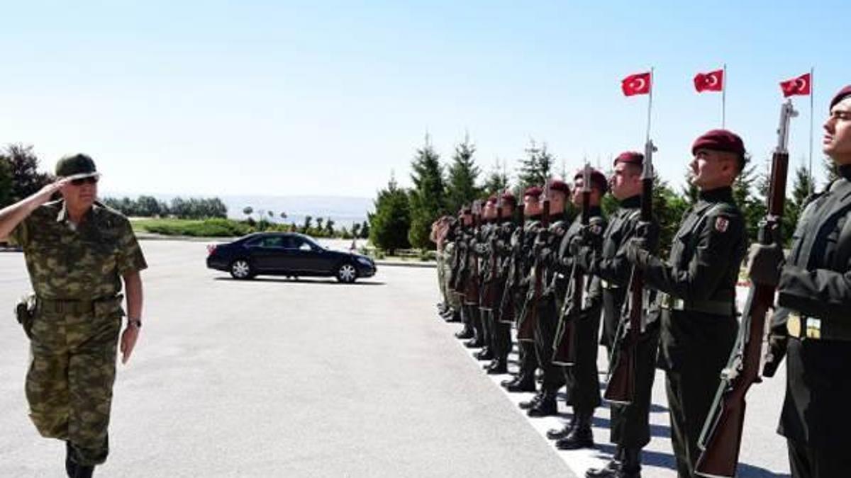 Necdet Özel 'Bordo Bereliler'i denetledi