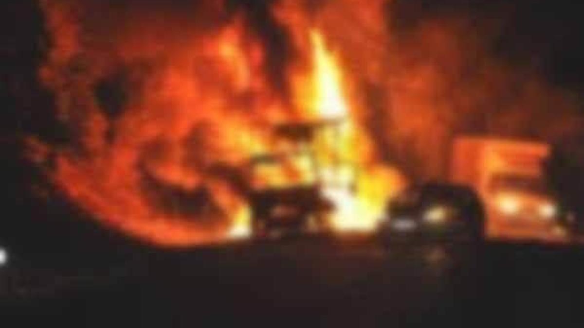 PKK'lılar Çatak'ta araç yaktı