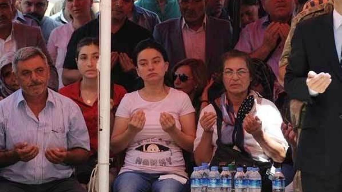 Şehit eşini 'Merhaba anne' yazılı tişörtle uğurladı
