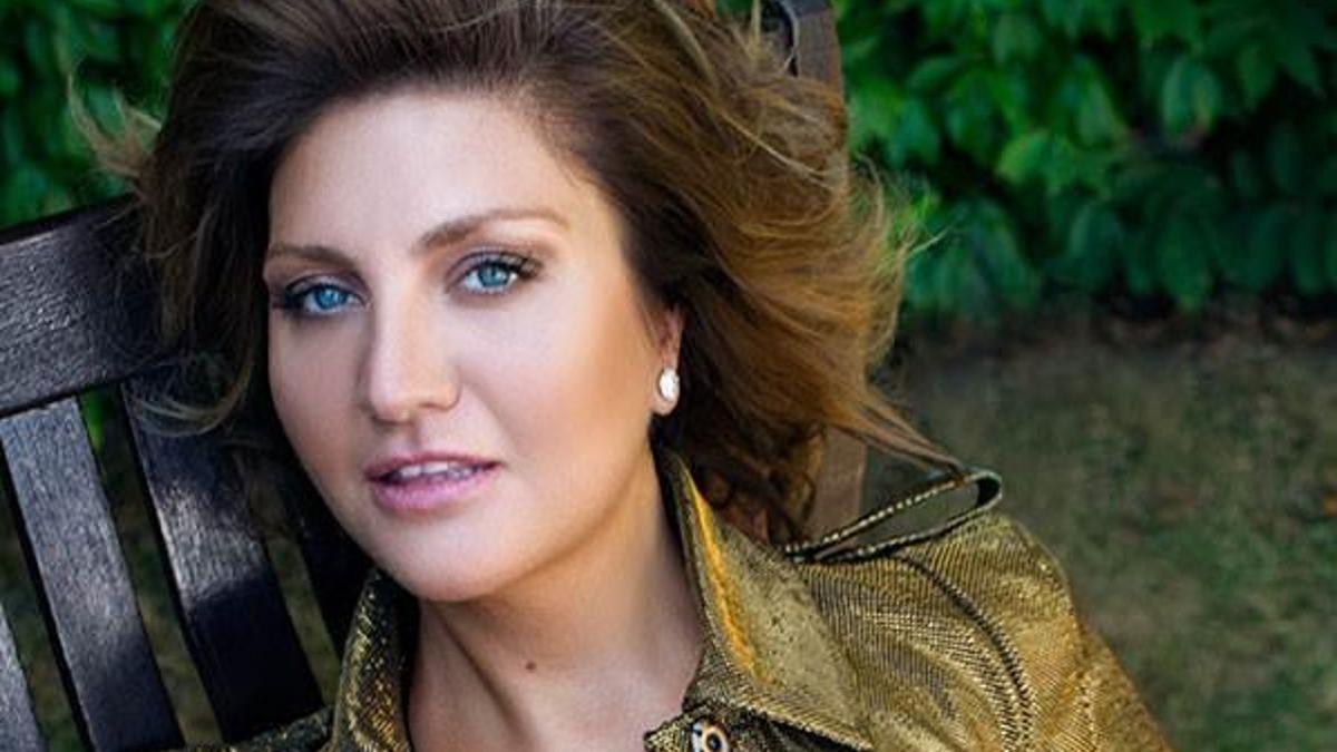Sibel Can'dan  olay yaratan pozlar