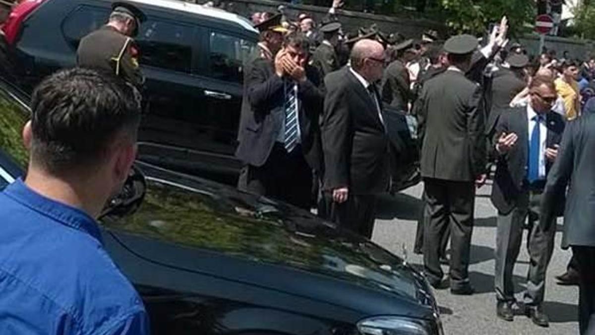 Başbakan'ın makam aracında acil görüşme