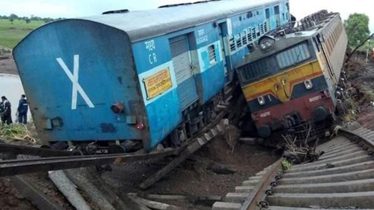 Yolcu treni raydan çıktı: 24 ölü