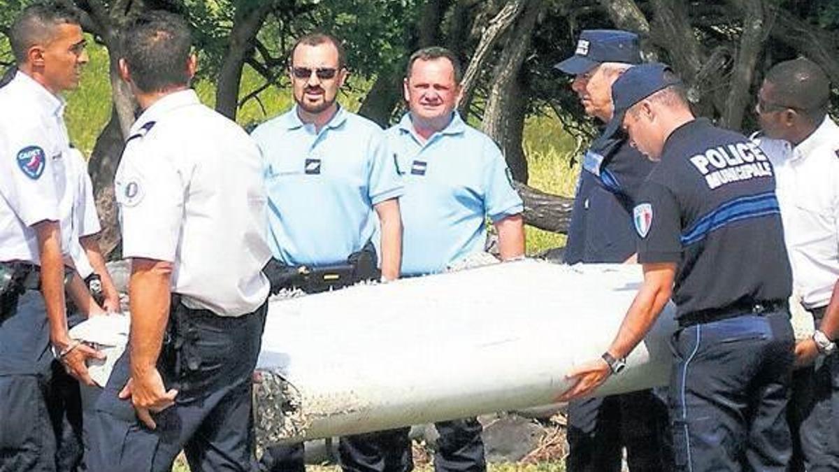 ‘Enkaz parçası kayıp Malezya uçağına ait’