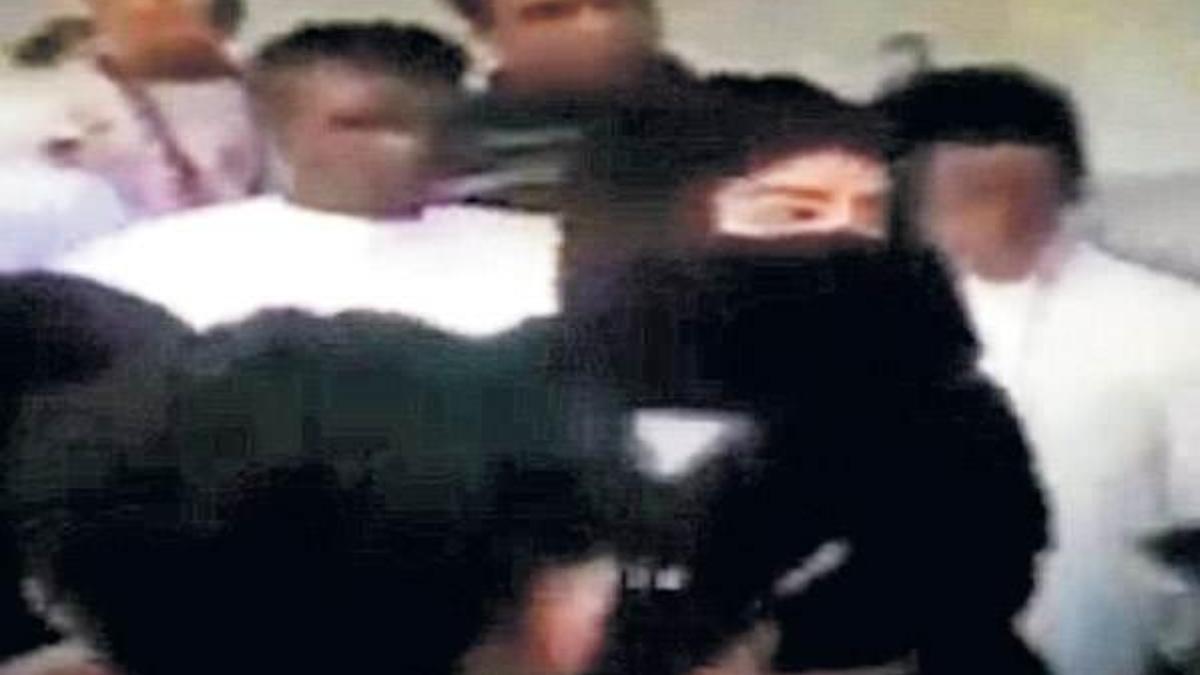 Burkalı kadınları onlarca erkek taciz etti