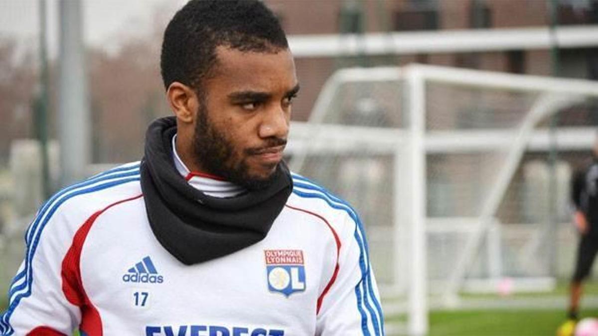 Lacazette Lyon'da kaldı