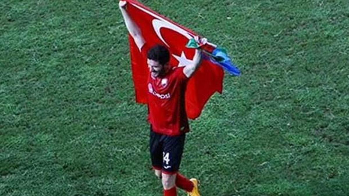 Türk bayrağı açan futbolcu tutuklandı
