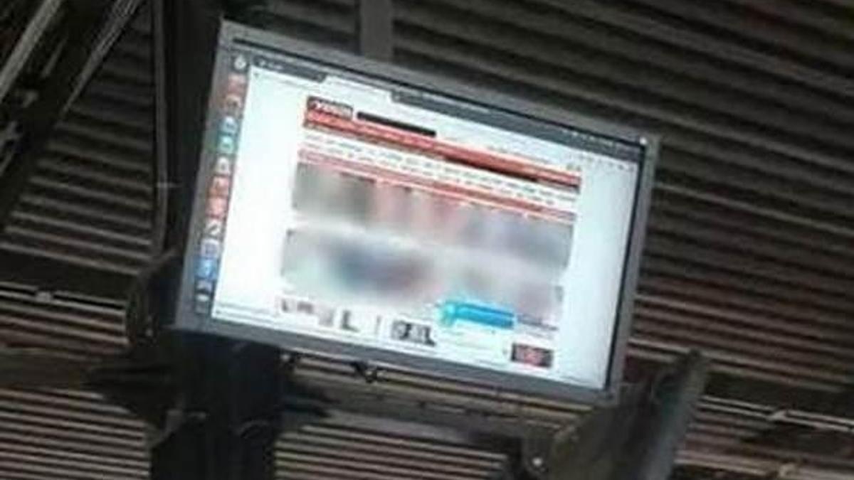 Otobüs durağında porno skandalı!