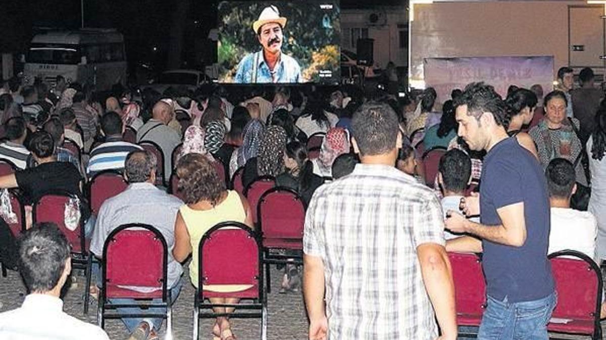 İlk bölüm köy meydanında!