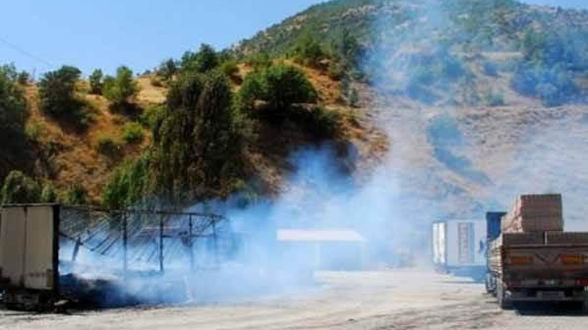 Yol kesen teröristler araçları ateşe verdi