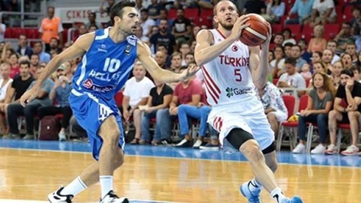 12 Dev Adam rakibini rahat geçti