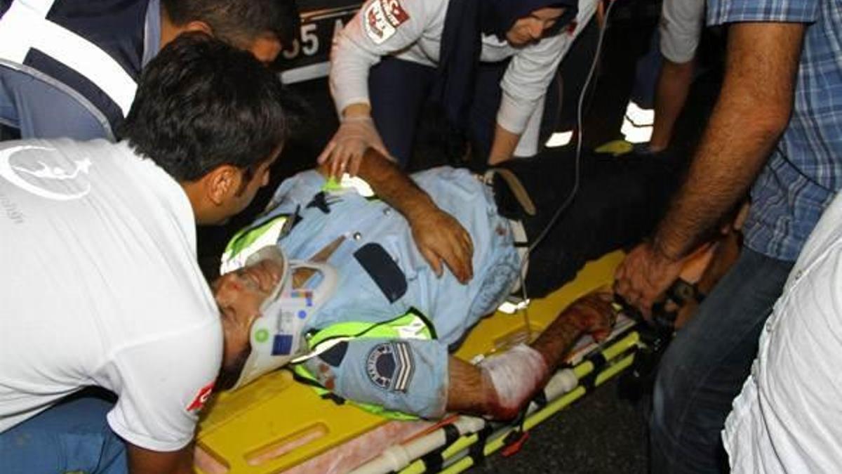 Kazaya müdahale eden polislere minibüs çarptı!