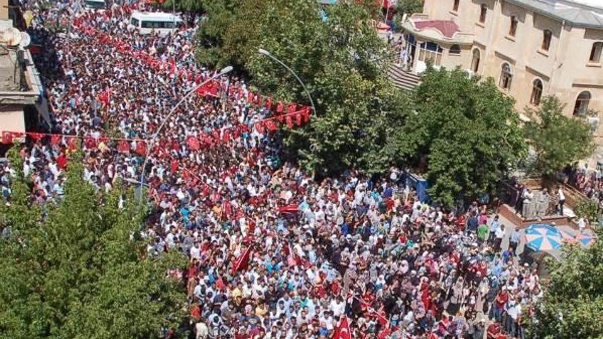 Şehidi binlerce kişi uğurladı!