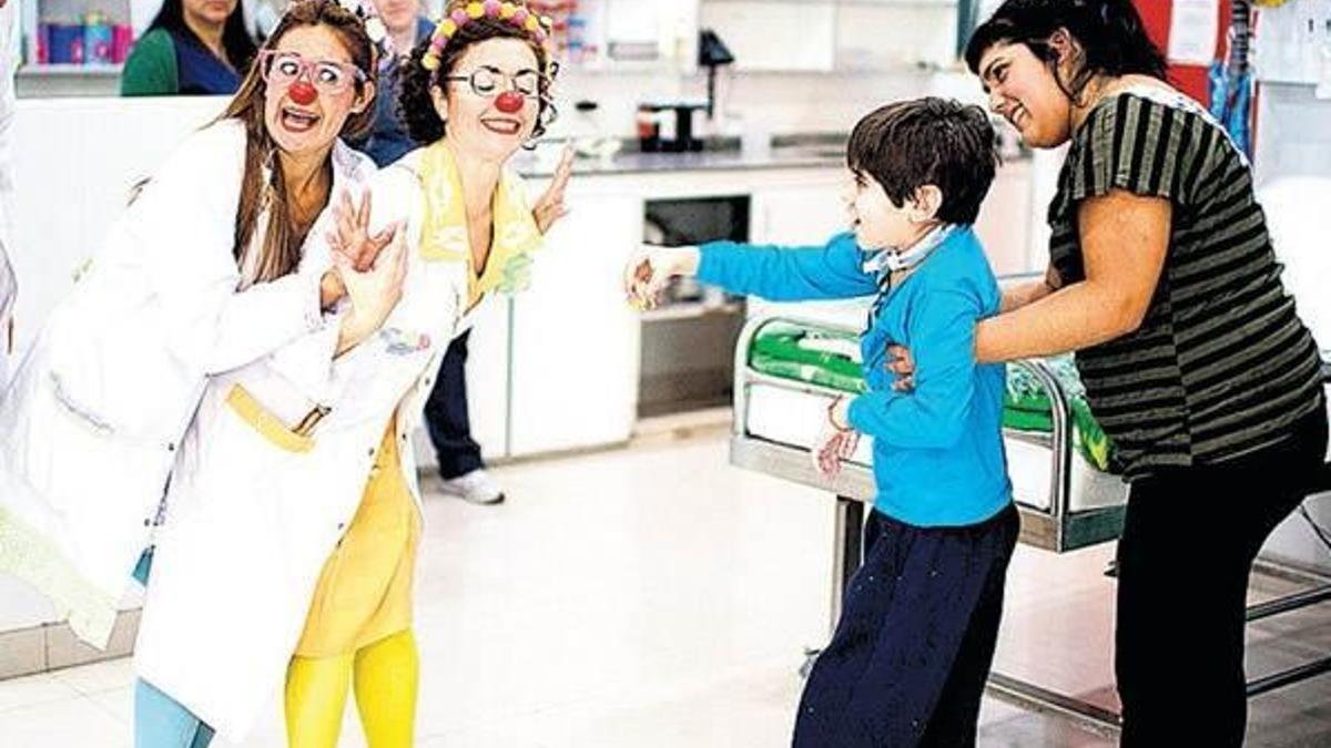 Hastanelerde palyaço çalıştırmak zorunlu